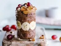 Hausgemachtes Bananen-Eiscreme, garniert mit knusprigen Mandeln für eine cremige, nussige und erfrischende Leckerei.